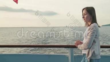 日出游船上的年轻女子
